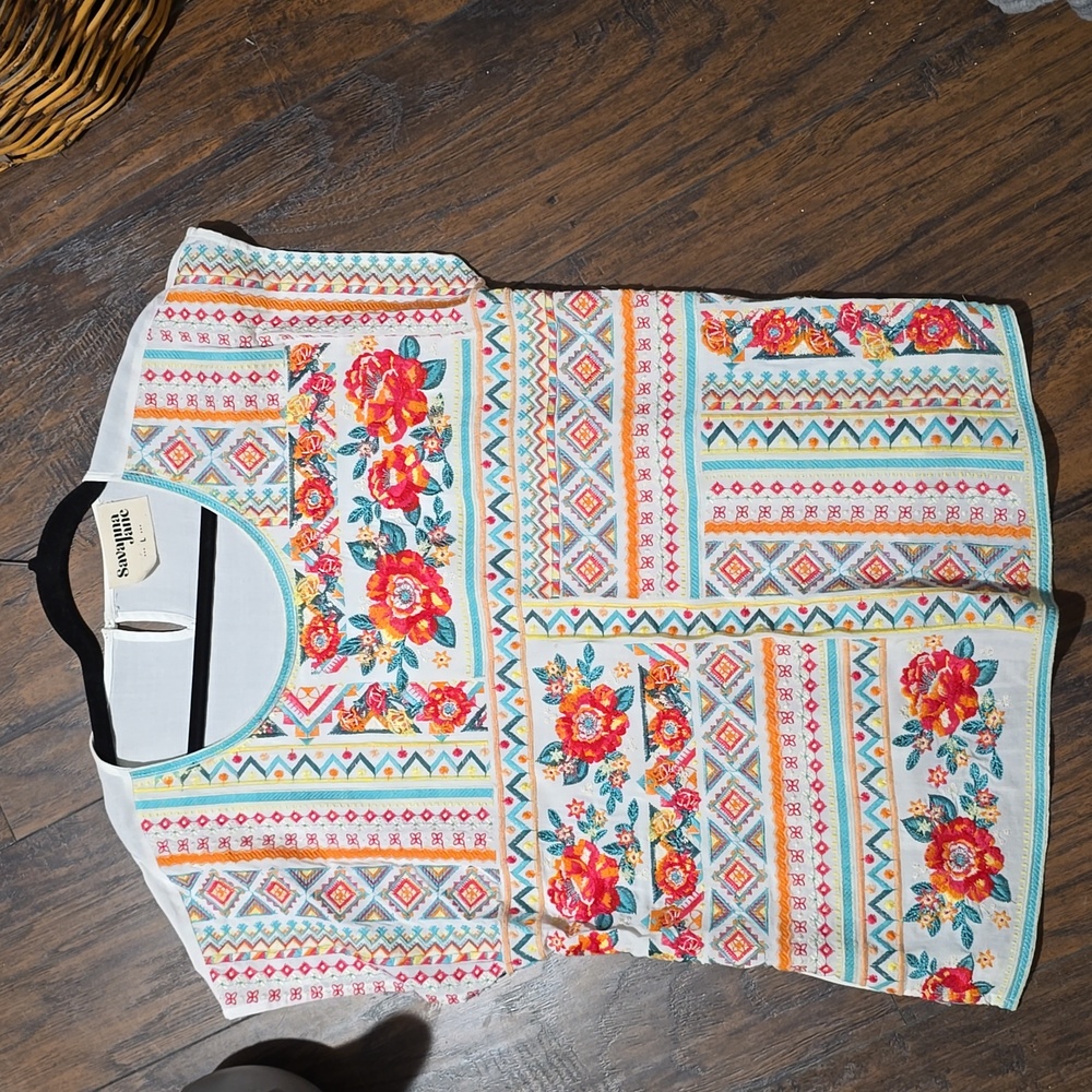 Like new Savanna Jane Embriodered top